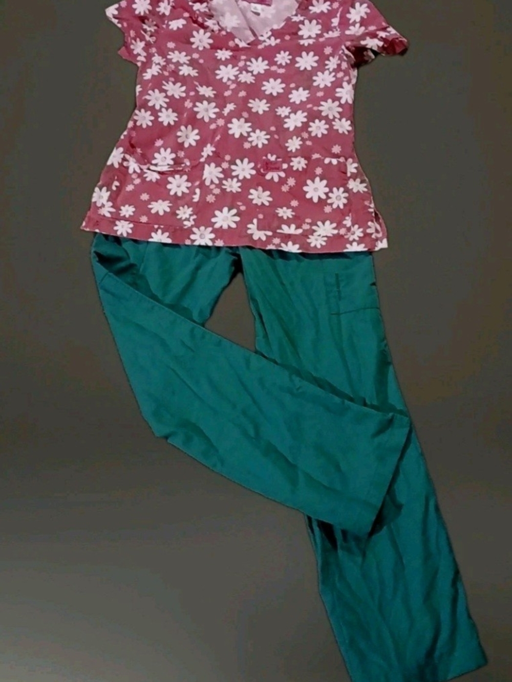 Koi Betsey Johnson Sm Pink Daisy  Top with Xs Teal  Pants. Scrub Set.